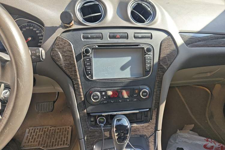 Used Ford Mondeo 2011 2.0L GTDi 200 Fashion Edition Audio And AC Panel