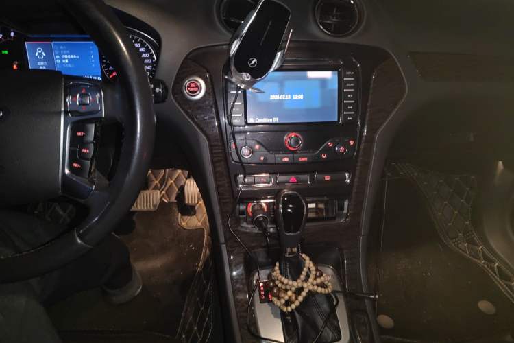 Used Ford Mondeo 2011 2.0L GTDi240 Ultimate Edition Audio And AC Panel