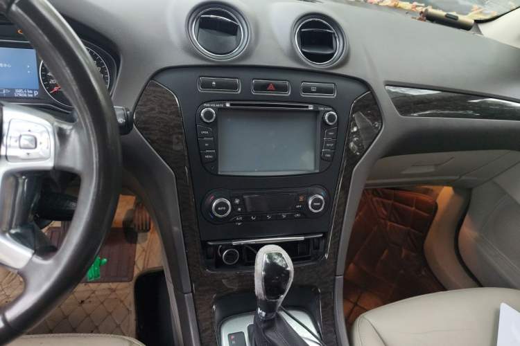 Used Ford Mondeo 2011 2.0L GTDi 200 Fashion Edition Audio And AC Panel