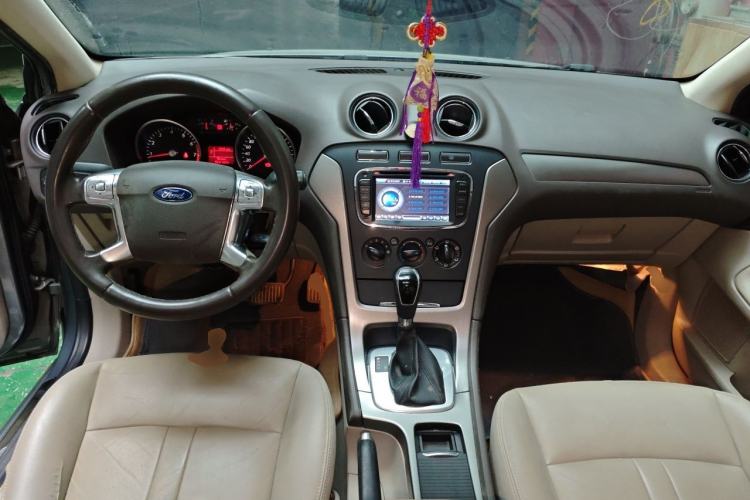 Used Ford Mondeo 2011 2.3L Fashion Edition Center Console