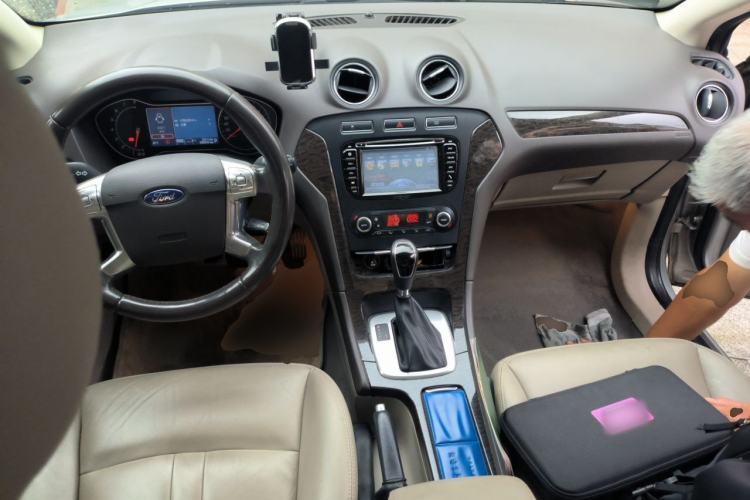 Used Ford Mondeo 2011 2.0L GTDi 200 Fashion Edition Center Console