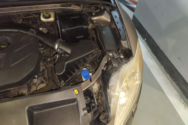 Used Ford Mondeo 2011 2.0L GTDi 200 Luxury Edition Engine Bay Left