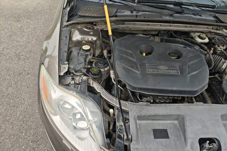 Used Ford Mondeo 2011 2.0L GTDi 200 Luxury Edition Engine Bay Right