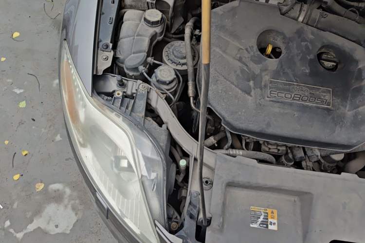 Used Ford Mondeo 2011 2.0L GTDi240 Ultimate Edition Engine Bay Right