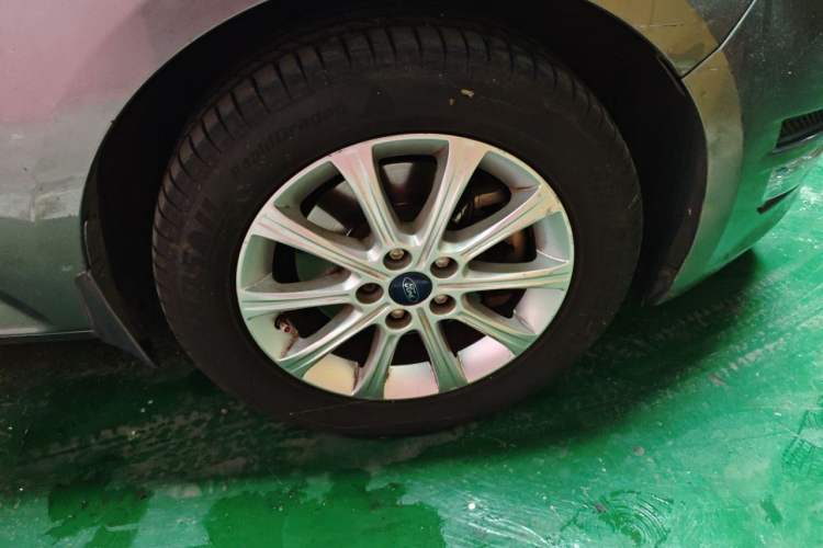 Used Ford Mondeo 2011 2.3L Fashion Edition Right Front Wheel Hub