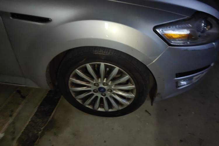 Used Ford Mondeo 2011 2.0L GTDi 200 Luxury Edition Right Front Wheel Hub