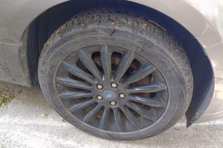 Used Ford Mondeo 2011 2.0L GTDi 200 Fashion Edition Right Front Wheel Hub