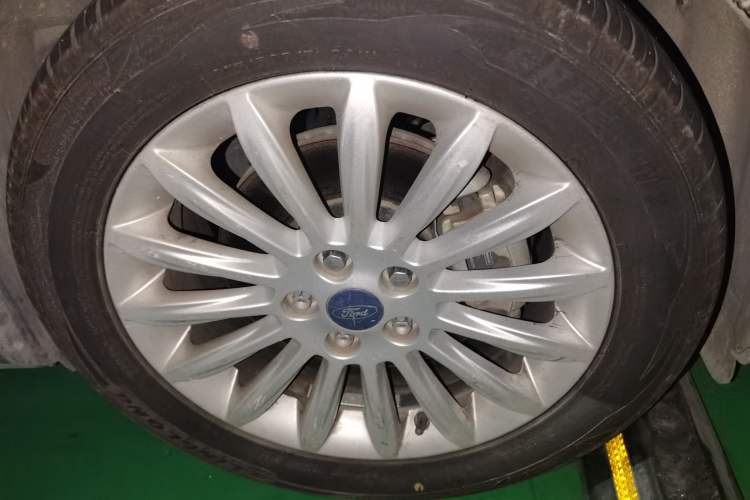 Used Ford Mondeo 2011 2.0L GTDi 200 Fashion Edition Right Front Wheel Hub