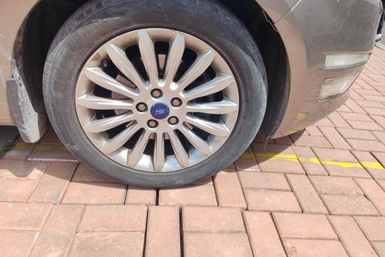 Used Ford Mondeo 2011 2.0L GTDi 200 Luxury Edition Right Front Wheel Hub