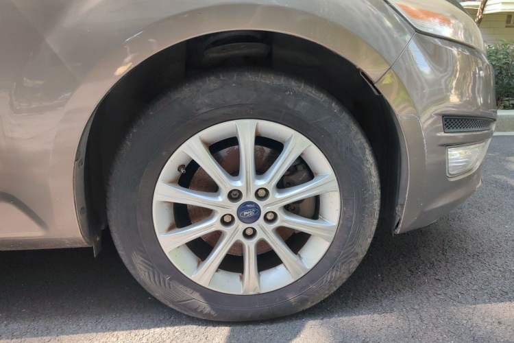 Used Ford Mondeo 2011 2.3L Fashion Edition Right Front Wheel Hub