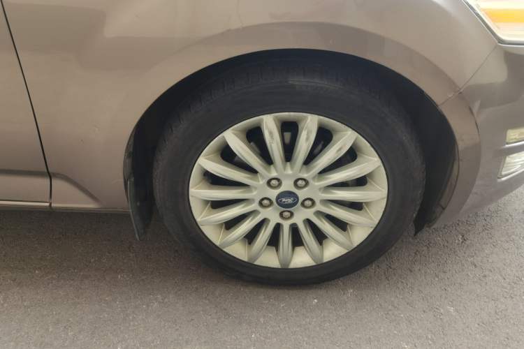Used Ford Mondeo 2011 2.0L GTDi 200 Luxury Edition Right Front Wheel Hub