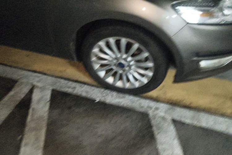 Used Ford Mondeo 2011 2.0L GTDi 200 Fashion Edition Right Front Wheel Hub