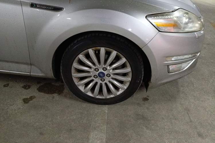 Used Ford Mondeo 2011 2.0L GTDi 200 Luxury Edition Right Front Wheel Hub