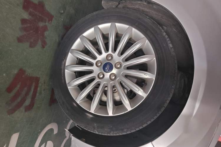 Used Ford Mondeo 2011 2.0L GTDi 200 Fashion Edition Right Front Wheel Hub