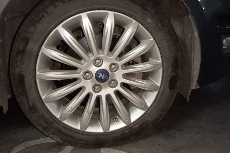 Used Ford Mondeo 2011 2.0L GTDi 200 Fashion Edition Right Front Wheel Hub