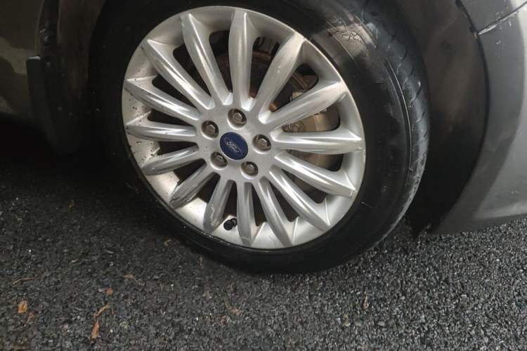 Used Ford Mondeo 2011 2.0L GTDi 200 Luxury Edition Right Front Wheel Hub