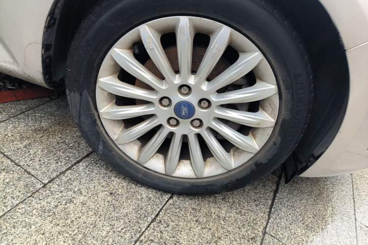 Used Ford Mondeo 2011 2.0L GTDi 200 Fashion Edition Right Front Wheel Hub