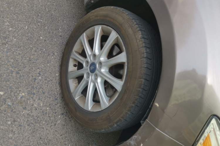 Used Ford Mondeo 2011 2.3L Fashion Edition Right Front Wheel Hub