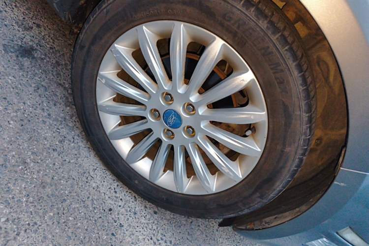 Used Ford Mondeo 2011 2.0L GTDi 200 Luxury Edition Right Front Wheel Hub