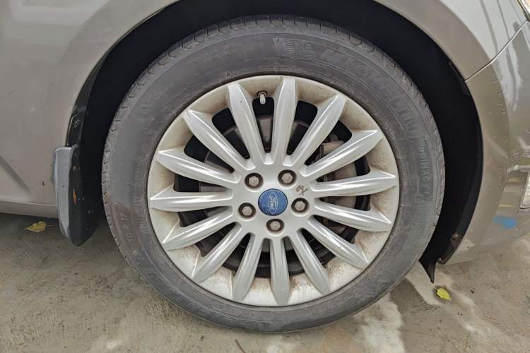 Used Ford Mondeo 2011 2.0L GTDi240 Ultimate Edition Right Front Wheel Hub