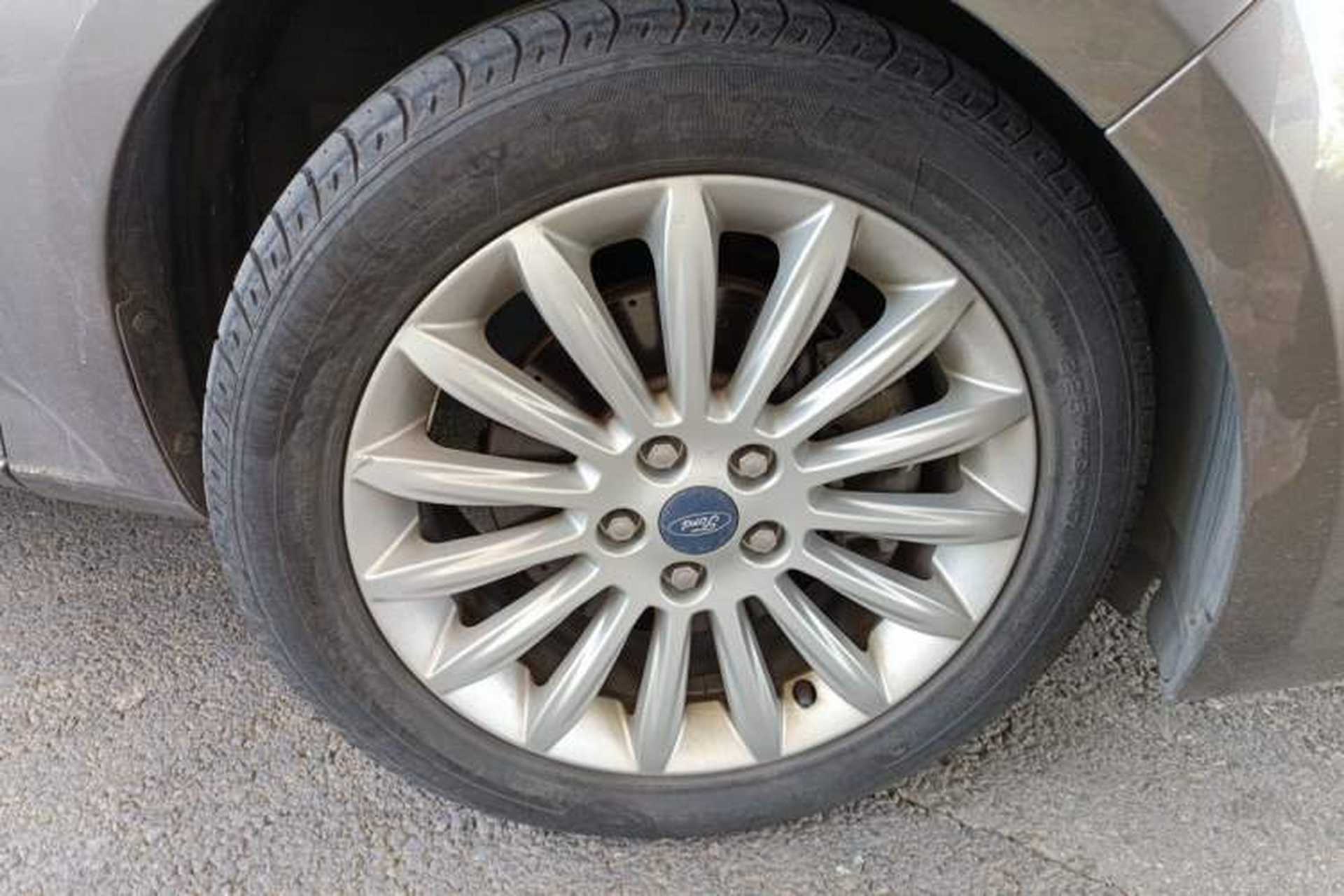 Used Ford Mondeo 2011 2.0L GTDi 200 Fashion Edition Right Front Wheel Hub