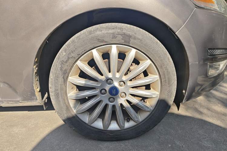 Used Ford Mondeo 2011 2.0L GTDi 200 Fashion Edition Right Front Wheel Hub