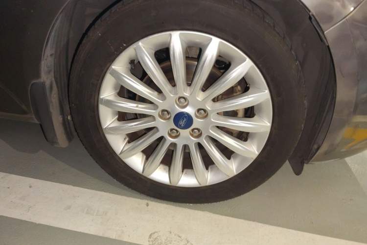 Used Ford Mondeo 2011 2.0L GTDi 200 Luxury Edition Right Front Wheel Hub