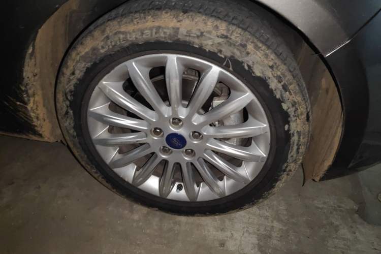 Used Ford Mondeo 2011 2.0L GTDi240 Ultimate Edition Right Front Wheel Hub