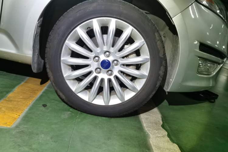 Used Ford Mondeo 2011 2.3L Luxury Model Right Front Wheel Hub