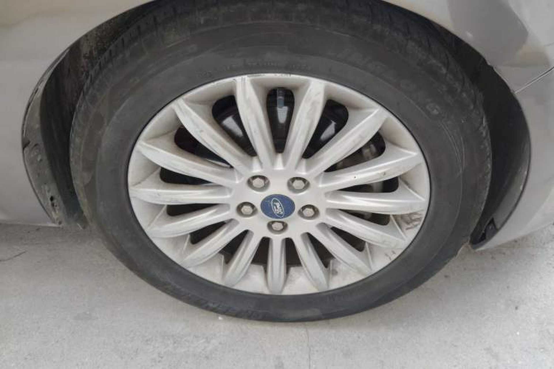 Used Ford Mondeo 2011 2.0L GTDi 200 Luxury Edition Right Front Wheel Hub