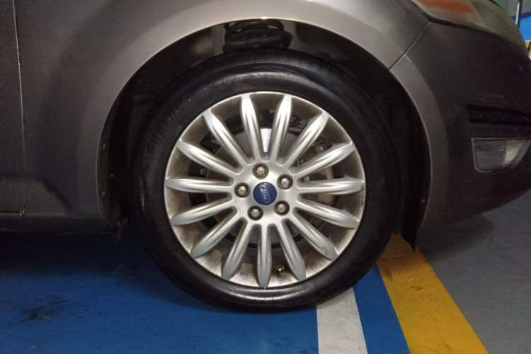 Used Ford Mondeo 2011 2.0L GTDi 200 Fashion Edition Right Front Wheel Hub