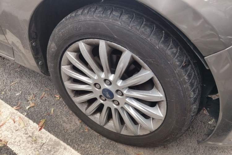 Used Ford Mondeo 2011 2.0L GTDi 200 Fashion Edition Right Front Wheel Hub