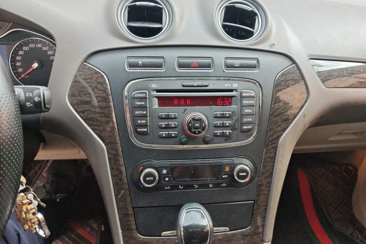 Used Ford Mondeo 2011 2.0L GTDi 200 Fashion Edition Audio And AC Panel