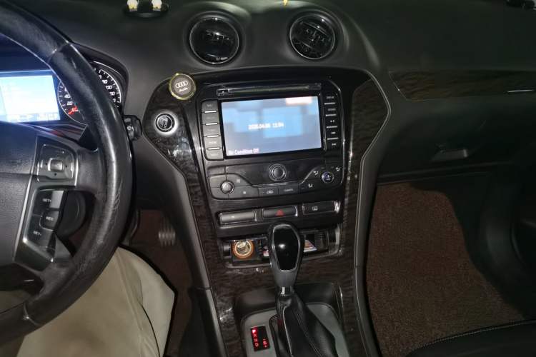 Used Ford Mondeo 2011 2.3L Luxury Model Audio And AC Panel