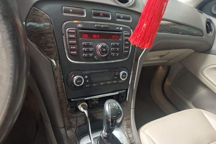 Used Ford Mondeo 2011 2.0L GTDi 200 Fashion Edition Audio And AC Panel