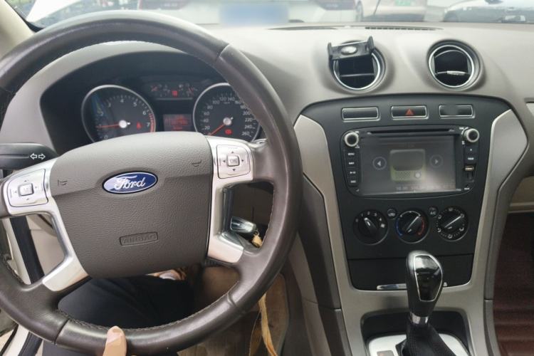 Used Ford Mondeo 2011 2.3L Fashion Edition Center Console
