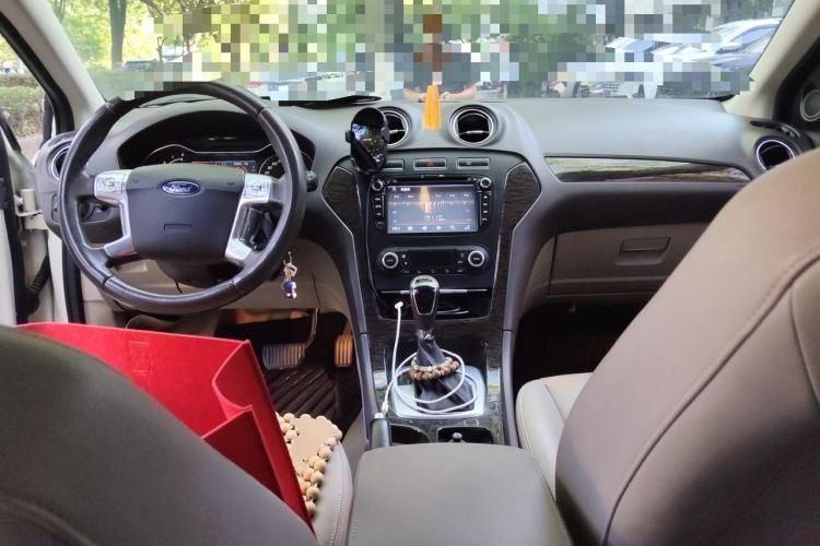 Used Ford Mondeo 2011 2.0L GTDi 200 Fashion Edition Center Console