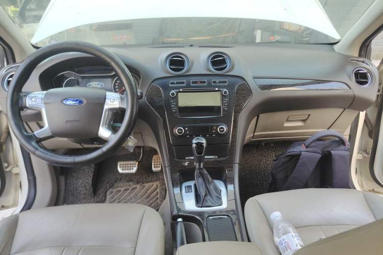Used Ford Mondeo 2011 2.0L GTDi 200 Fashion Edition Center Console