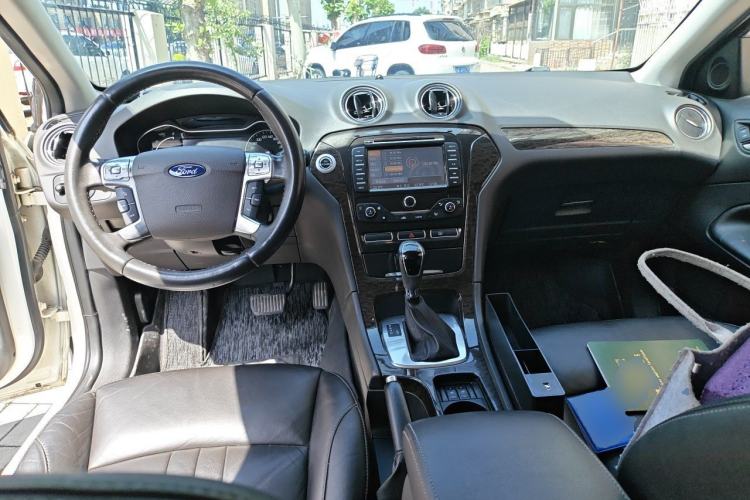 Used Ford Mondeo 2011 2.3L Luxury Model Center Console