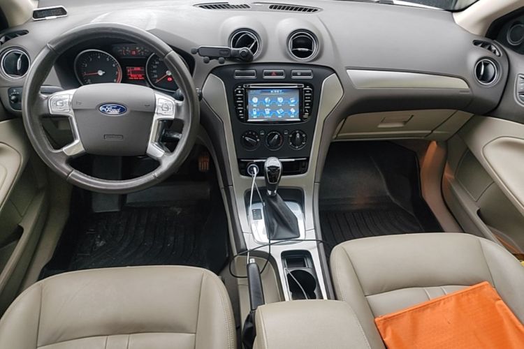 Used Ford Mondeo 2011 2.3L Fashion Edition Center Console