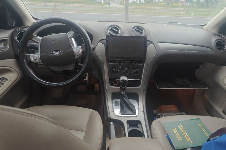 Used Ford Mondeo 2011 2.3L Fashion Edition Center Console
