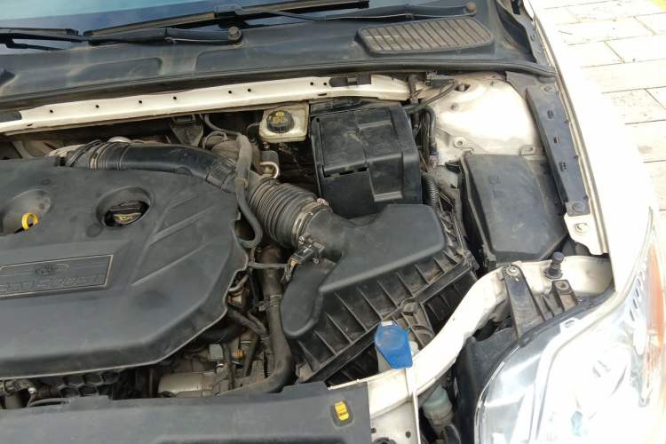 Used Ford Mondeo 2011 2.0L GTDi 200 Luxury Edition Engine Bay Left
