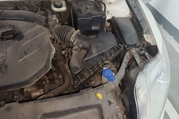 Used Ford Mondeo 2011 2.0L GTDi 200 Luxury Edition Engine Bay Left