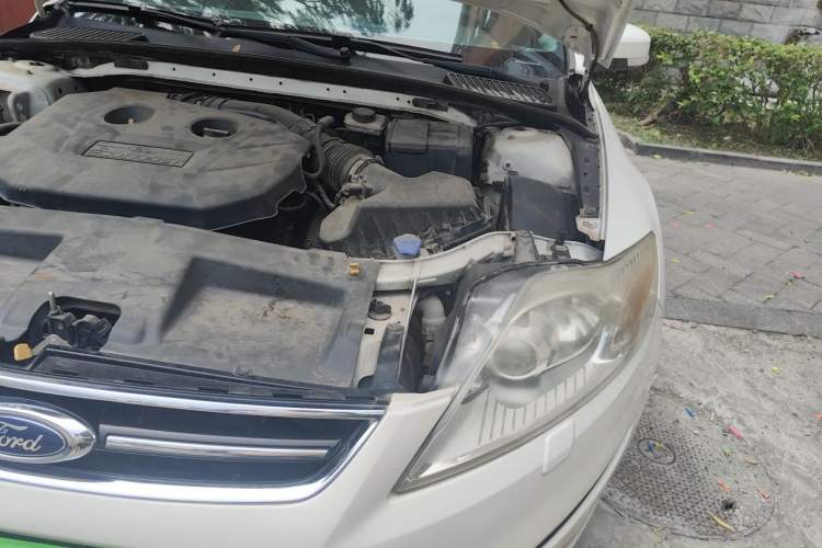 Used Ford Mondeo 2011 2.0L GTDi 200 Luxury Edition Engine Bay Left