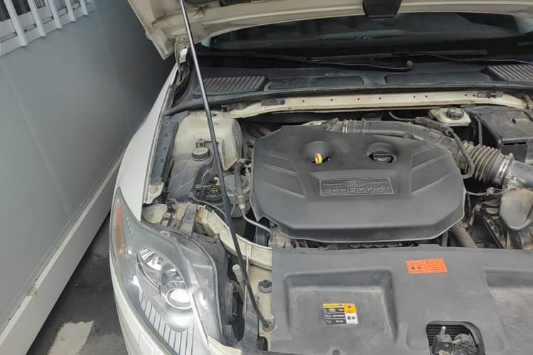 Used Ford Mondeo 2011 2.0L GTDi 200 Luxury Edition Engine Bay Right