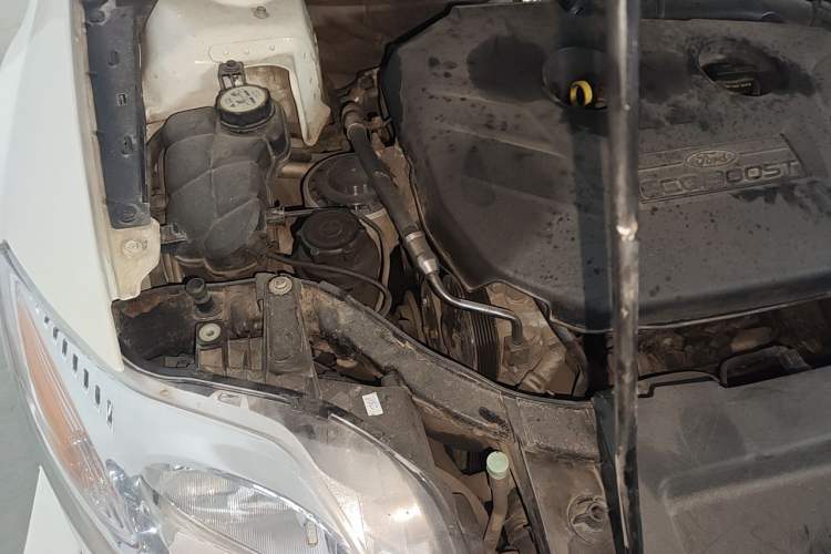 Used Ford Mondeo 2011 2.0L GTDi 200 Luxury Edition Engine Bay Right