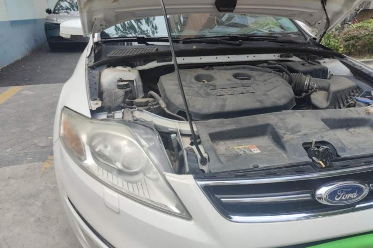 Used Ford Mondeo 2011 2.0L GTDi 200 Luxury Edition Engine Bay Right