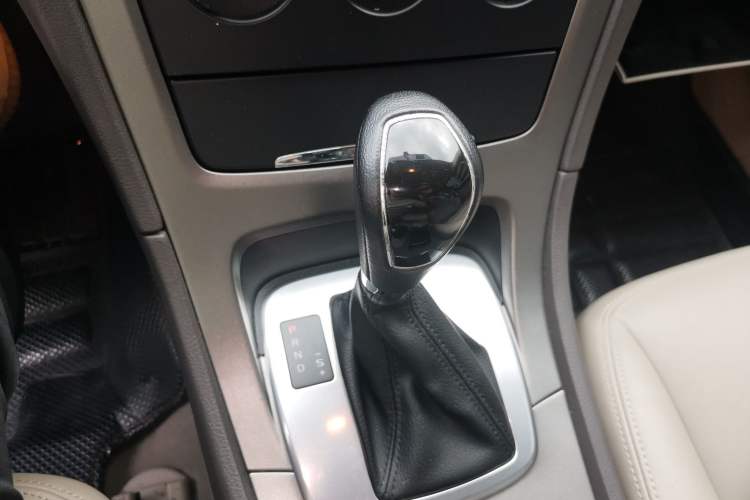 Used Ford Mondeo 2011 2.3L Fashion Edition Gear Lever