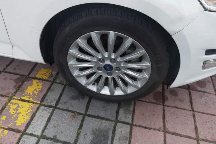 Used Ford Mondeo 2011 2.0L GTDi 200 Fashion Edition Right Front Wheel Hub