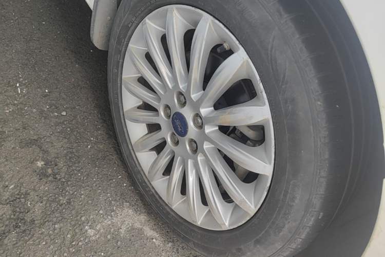 Used Ford Mondeo 2011 2.0L GTDi 200 Luxury Edition Right Front Wheel Hub